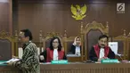 Mantan Menteri ESDM, Jero Wacik (kiri) saat mengikuti sidang pengajuan Peninjauan Kembali atas putusan kasasi kasus dana operasional menteri (DOM) di PN Jakarta Pusat, Senin (23/7). Sidang mendengar pembacaan memori PK. (Liputan6.com/Helmi Fithriansyah)
