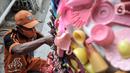 Petugas PPSU menyelesaikan pembuatan ondel-ondel dari limbah plastik di Kantor Kelurahan Kemayoran, Jakarta, Senin (3/8/2020). Proses pembuatan ondel-ondel tersebut cukup lama karena dikerjakan pada saat waktu luang usai jam kerja. (merdeka.com/Iqbal S. Nugroho)