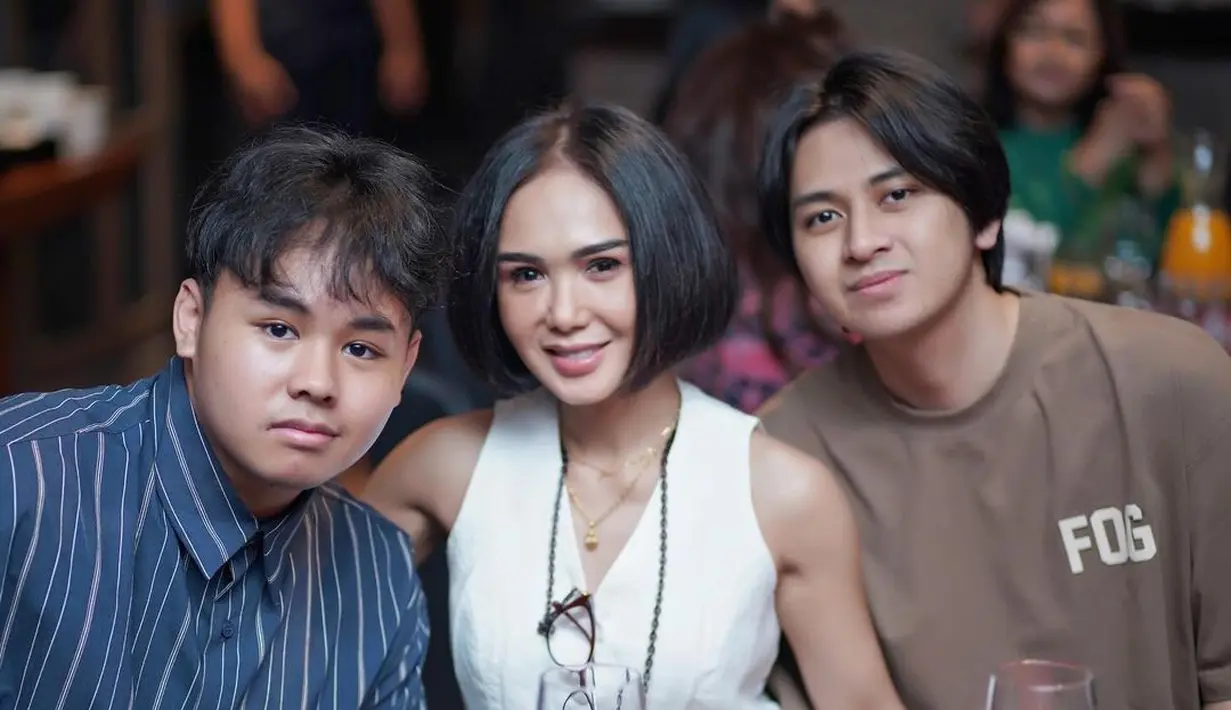 Melihat miripnya Yuni Shara dan kedua putranya. Yuni Shara dengan rambut bob pendek berwarna hitamnya diapit oleh Cavin Obrient dan Cello Obient Siahaan. [Foto: Instagram/yunishara36]