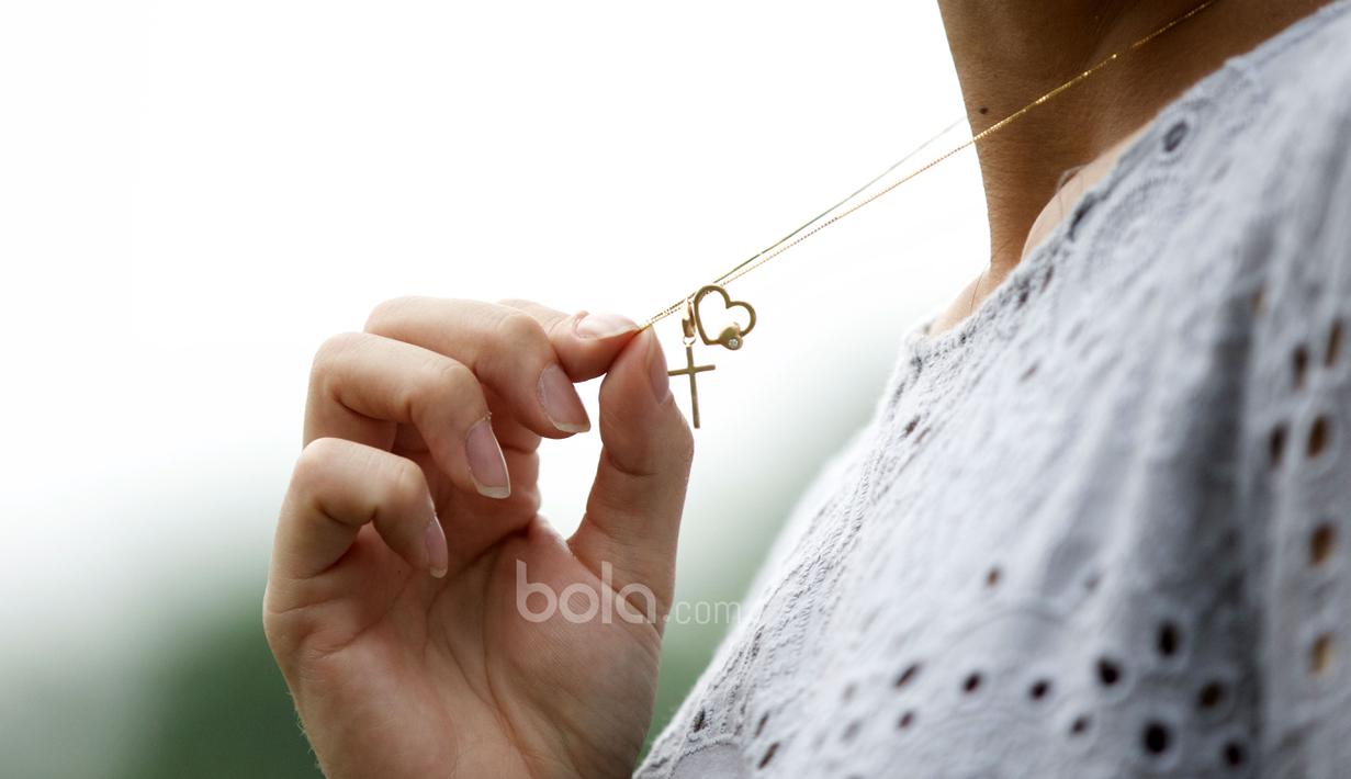 Bersama Timnas Softball Indonesia, Cresida Mariska meraih medali emas pada 1st Southeast Asian Cup 2014 dan sekaligus bertindak sebagai kapten di Singapura. (Bola.com/Nicklas Hanoatubun)