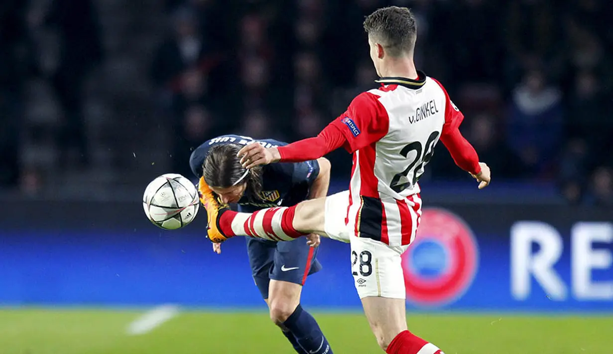Kaki dari gelandang PSV Eindhoven, Marco van Ginkel, mengenai kepala bek sayap Atletico Madrid, Filipe Luis. Pada laga itu PSV sempat bermain 10 orang sejak menit ke-68 akibat kartu merah yang diterima oleh Gaston Pereiro. (Reuters/Michael Kooren)