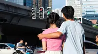 Dua sejoli memandangi lampu lalu lintas berbentuk hati di Changsha, Provinsi Hunan, China, 25 Agustus 2020. Festival Qixi, yang juga disebut sebagai Hari Valentine China, jatuh pada setiap hari ke-7 di bulan ke-7 menurut kalender bulan China. (Xinhua/Chen Sihan)