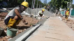 Sejumlah pekerja menyelesaikan pembuatan trotoar di kawasan Senayan, Jakarta, Senin (28/8). Pembuatan trotoar dilakukan dalam rangka menyambut event Asian Games 2018 mendatang yang akan digelar di Jakarta dan Palembang. (Liputan6.com/Immanuel Antonius)