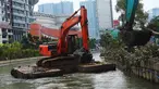 Alat berat mengeruk endapan lumpur dan sampah di Kalimalang, Bekasi, Jawa Barat (21/7). Normalisasi ini guna mengantisipasi pendangkalan sungai yang mengancam kelancaran lalu lintas air di wilayah tersebut. (Merdeka.com/Imam Buhori)