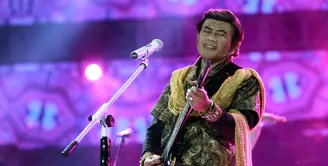Raja Dangdut legendaris tanah air, Rhoma Irama kerap membawakan lagu-lagunya sendiri ketika di atas panggung. Namun lain untuk kali ini, ayah dari Ridho Rhoma ini menyanyikan lagu karya orang lain. (Deki Prayoga/Bintang.com)