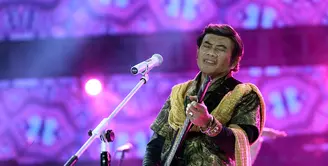 Raja Dangdut legendaris tanah air, Rhoma Irama kerap membawakan lagu-lagunya sendiri ketika di atas panggung. Namun lain untuk kali ini, ayah dari Ridho Rhoma ini menyanyikan lagu karya orang lain. (Deki Prayoga/Bintang.com)