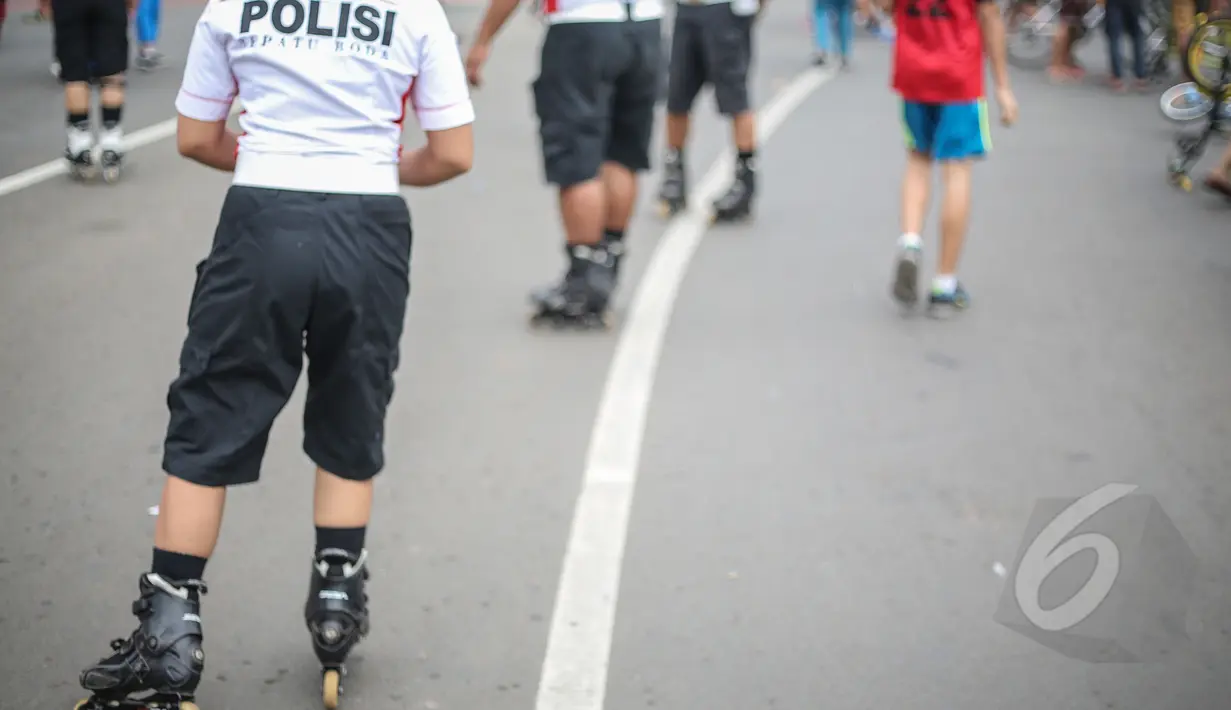 Sejumlah polisi berpatroli dengan memakai sepatu roda di area Car Free Day, di Bundaran HI, Jakarta, Minggu (3/5/2015). Tampak para polisi mengenakan seragam khusus kemeja yang didominasi warna putih-biru dan celana selutut. (Liputan6.com/Faizal Fanani) 