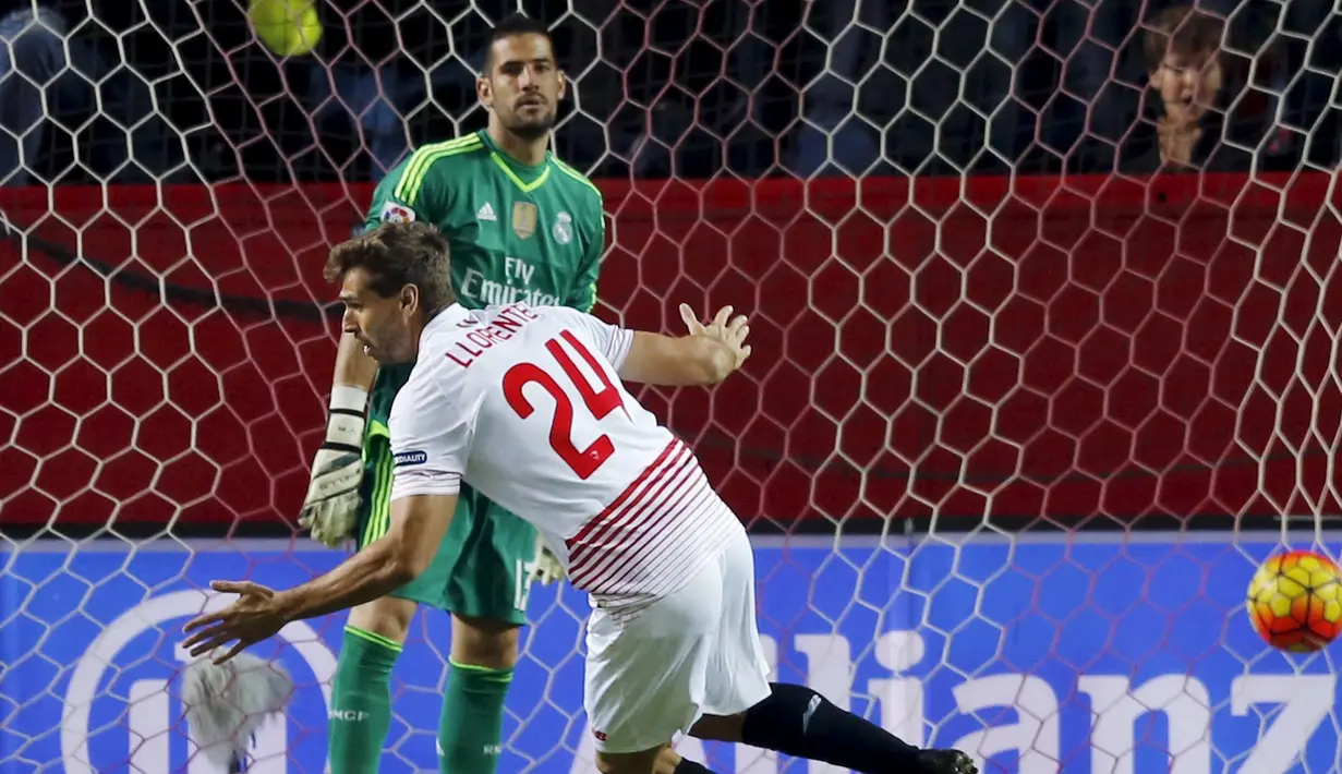 Ekspresi pemain Sevilla, Fernando Llorente, setelah mencetak gol ke gawang Real Madrid dalam laga La Liga Spanyol di Stadion Ramon Sanchez Pizjuan, Sevilla, Senin (9/11/2015) dini hari WIB. (Reuters/Marcelo del Pozo)