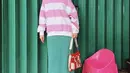 <p>Tampil colorful dengan sweater oversize dipadu long skirt hijau knit seperti Tantri Namirah.</p>