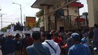 Ratusan massa menggelar aksi unjuk rasa di  depan Polres Jember Tagih penanganan skandal dana Covid-19 Rp107 Miliar (Istimewa)