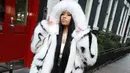 Penyanyi Nicki Minaj mengunggah foto dirinya mengenakan mantel bulu. Mantel bulu putih bermotif zebra Nicki tersebut datang dari koleksi Fall/Winter 2017 Oscar de la Renta. (instagram.com/nickiminaj)