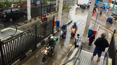 Pengendara sepeda motor menerobos masuk ke jalur bus di Terminal Manggarai, Jakarta, Senin (15/1). Untuk menghindari macet, para pemotor tersebut nekat menerobos ke jalur bus Terminal Manggarai. (Liputan6.com/Immanue Antonius)