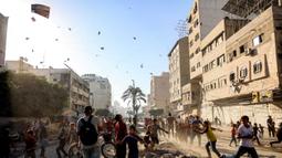 Militer Israel pada Selasa 9 September 2025 menyebar selebaran yang menyerukan warga Gaza untuk mengungsi ke selatan menuju al-Mawasi. (Omar AL-QATTAA/AFP)
