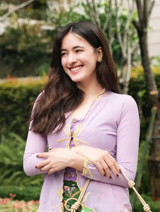 Mawar Eva de Jongh tampil mengenakan kebaya ungu polos lengan panjang senada dengan innernya dipadukan bawahan kain batik. [@mawar_eva]