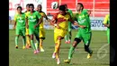 Bek Persebaya, Octavio Dutra (kanan) menahan pergerakan pemain tengah Sriwijaya FC, Rizky Dwi saat laga SCM Cup 2015 di Stadion H Agus Salim, Padang, Rabu (21/1/2015). Sriwijaya FC bermain imbang dengan Persebaya (1-1). (Liputan6.com/Johan Tallo)