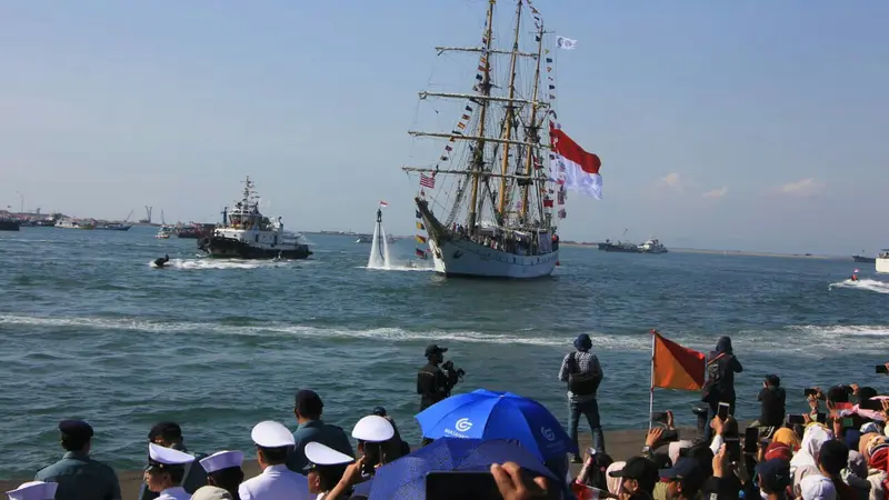 Kapal Dewaruci mengantar Obor Asian Gemes 2018 ke Makassar