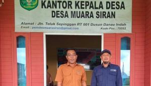 Pemasangan internet desa di Kaltim. Credit: Telkomsat