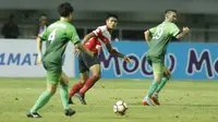 Bek Madura United, Fachrudin Aryanto, saat pertandingan melawan PS TNI pada laga Liga 1 Indonesia di Stadion Pakansari, Bogor, Senin (18/9/2017). Madura United menang 3-2 atas PS TNI. (Bola.com/M Iqbal Ichsan)