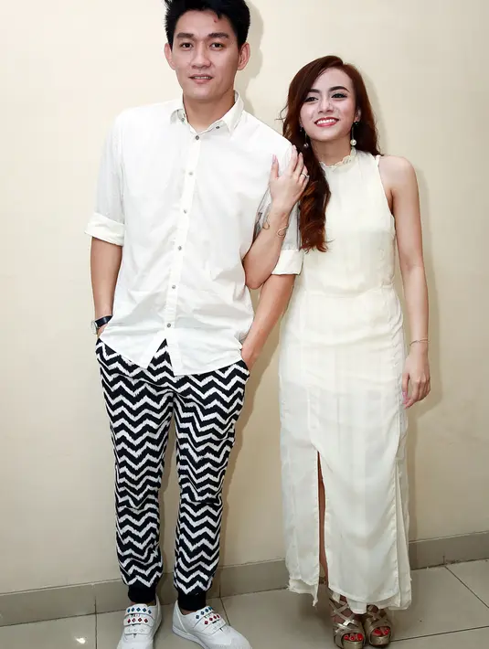 Ifan belum memberi tahu tanggal pernikahannya. Ia hanya mengaku yang menjadi wali nikah Menteri Pemuda dan Olahraga, Imam Nahrawi. "Terus kita pengen pak Prabowo sih hadir," kata Ifan. (Deki Prayoga/Bintang.com)