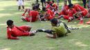 Bambang Pamungkas dan para pemain lainnya bersantai usai latihan di Lapangan Villa 2000, Pamulang, Tangerang Selatan, Senin (25/4/2016). (Bola.com/Nicklas Hanoatubun)