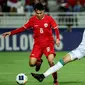 Pemain Timnas Indonesia U-23, Witan Sulaeman (kiri) berebut bola dengan pemain Irak U-23, Zaid Tahseen pada laga perebutan tempat ketiga Piala Asia U-23 2024 di Abdullah bin Khalifa Stadium, Doha, Qatar, Kamis (2/5/2024). (AFP/Karim Jaafar)
