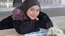 Lebaran tahun ini terasa berbeda bagi Nadzira Shafa. Empat kali Lebaran telah dilaluinya tanpa sang suami, Ameer Azzikra. Pada 5 April 2025, Nadzira membagikan momen dirinya mengunjungi makam Ameer untuk mengenang sosok yang sangat berarti dalam hidupnya. (Liputan6.com/IG/@enazirashf_)