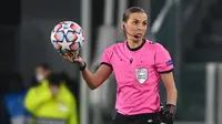 Sebagai ofisial keempat dipercayakan kepada Stephanie Frappart, wasit asal Prancis yang menjadi wasit wanita pertama yang menjadi pengadil dalam Piala Super Eropa dan partai Liga Champions. (Foto: AFP/Vincenzo Pinto)