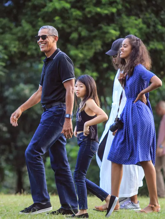 Senyum Barack Obama saat berwisata di Candi Borobudur di Magelang, Jawa Tengah, Indonesia, (28/6). (AP Photo / Slamet Riyadi)