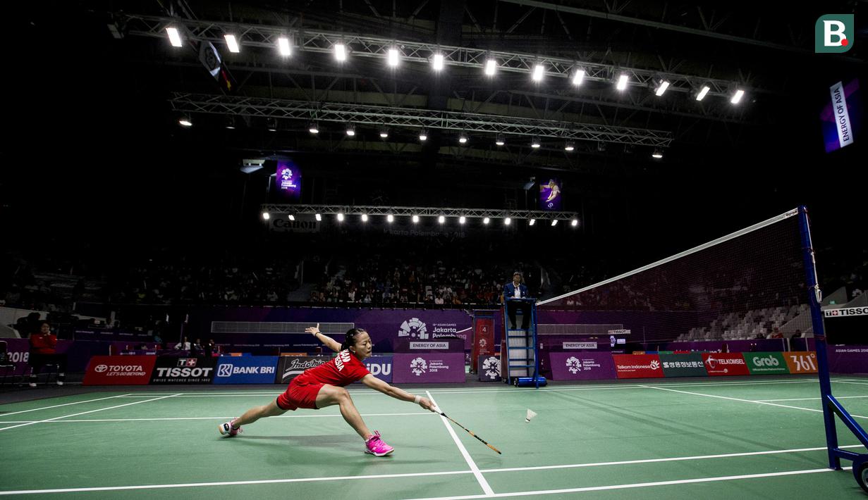 Pebulutangkis Indonesia, Fitriani, saat melawan wakil Hong Kong, Yip Pui Yin, pada laga Asian Games di Istora Senayan, Jakarta, Minggu (19/8/2018). Tim beregu putri Indonesia memastikan kemenangan atas Hong Kong 3-0. (Bola.com/Vitalis Yogi Trisna)