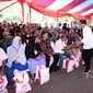 Presiden Joko Widodo (Jokowi) menyerahkan bantuan pangan cadangan beras pemerintah kepada keluarga penerima manfaat (KPM) di Gudang Bulog Batangase, Kabupaten Maros, Sulawesi Selatan. Kamis (22/2/2024). (Dok. Istimewa)