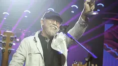 Iwan Fals menerima Lifetime Achievement SCTV Music Awards 2019