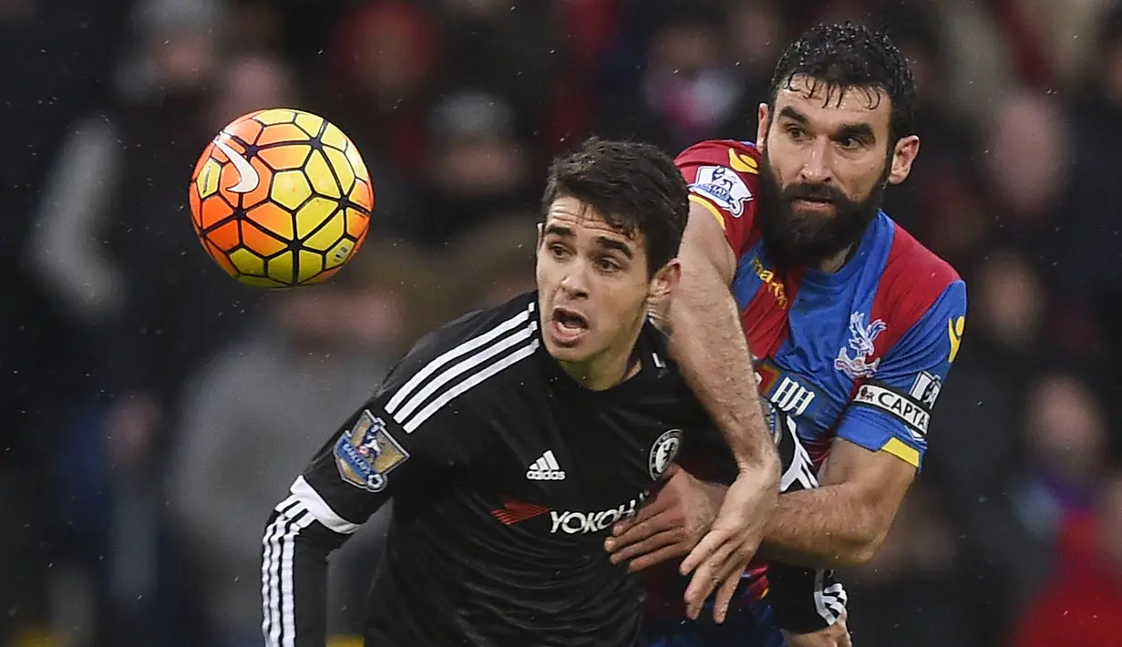 Pemain Crystal Palace, Mile Jedinak (kanan) berebut bola dengan pemain Chelsea, Oscar pada laga Liga Premier Inggris di Stadion Selhurst Park, Inggris,, Minggu (3/01/2016). Chelsea menang 3-0. (Reuters/Dylan Martinez)