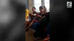 Pria ini tetap bergeming meski dihujat satu gerbong berisi emak-emak.