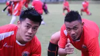 Dua pemain Persija, Jefri Kurniawan dan Maman Abdurrahman, saat berlatih di kampung halaman Jefri Kurniawan di Kabupaten Malang saat mengikuti Piala Presiden 2017. (Bola.com/Benediktus Gerendo Pradigdo)
