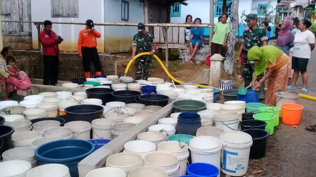 Ilustrasi - Petugas BPBD mengirimkan bantuan air bersih di Banyumas.  (Foto: Liputan6.com/Muhamad Ridlo)