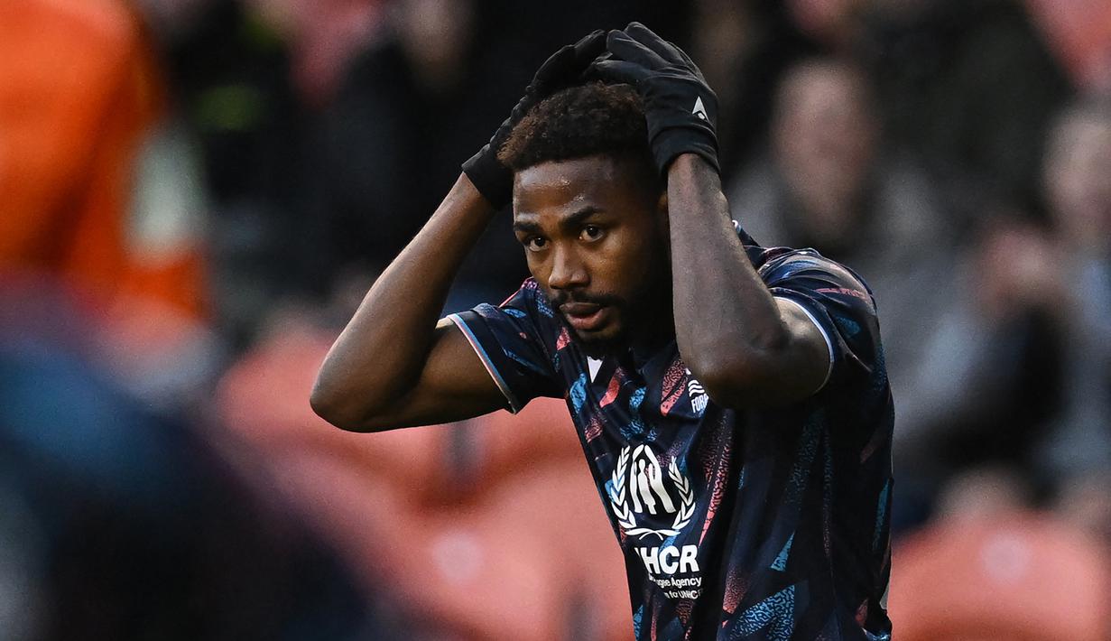 Ekspresi kecewa striker Nottingham Forest, Emmanuel Dennis setelah gagal memanfaatkan peluang saat menghadapi Blackpool pada laga putaran ketiga Piala FA 2022/2023 di Bloomfield Road, Blackpool (7/1/2023). Pemain asal Nigeria ini didatangkan Nottingham Forest dari watford pada awal musim 2022/2023 dan dikontrak selama 4 tahun hingga Juni 2026. Di Liga Inggris 2022/2023 ia telah bermain 11 kali dengan torehan 1 gol dan 1 assist. (AFP/Paul Ellis)