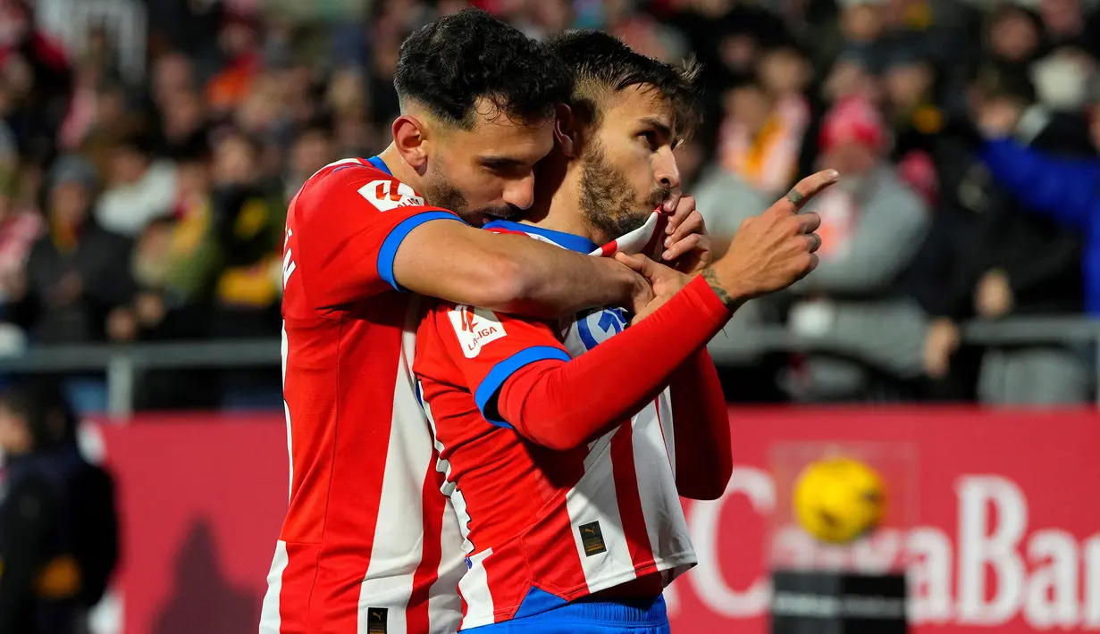 Selebrasi striker Girona, Cristian Portugues (kanan) bersama rekannya, Ivan Martin setelah mencetak gol kedua ke gawang Alaves pada laga pekan ke-17 Liga Spanyol 2023/2024 di Montilivi Stadium, Girona, Selasa (19/12/2023) dini hari WIB. (AFP/Pau Barrena)