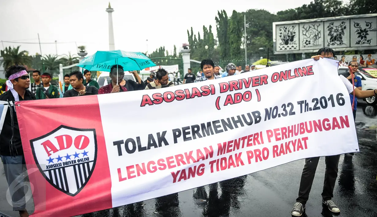 Massa Asosiasi Driver Online (ADO) membentangkan spanduk di depan Istana, Jakarta, Senin (19/9). Dalam aksinya, mereka menolak diberlakukan ujian kendaraan bermotor (KIR) menggunakan SIM A UMUM per 1 Oktober 2016. (Liputan6.com/Faizal Fanani)