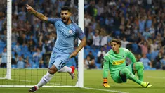 Penyerang Manchester City, Sergio Aguero, merayakan gol yang dicetaknya ke gawang Borussia M'Gladbach pada laga Liga Champions di Stadion Etihad, Manchester, Inggris, Kamis (15/9/2016). City menang 4-0 atas Gladbach. (Reuters/Phil Noble)