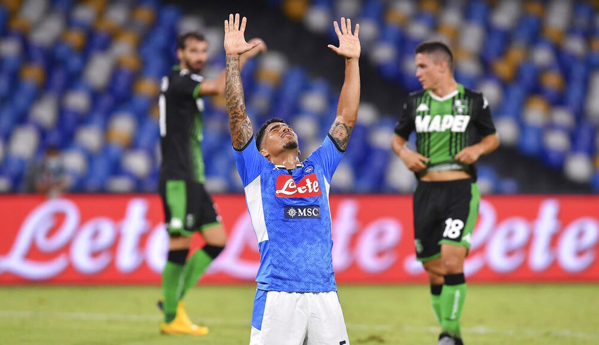Pemain Napoli, Allan Marques, merayakan gol ke gawang Sassuolo pada laga Serie A di Stadion San Paolo Sabtu (25/7/2020). Napoli menang 2-0 atas Sassuolo. (Cafaro/LaPresse via AP)
