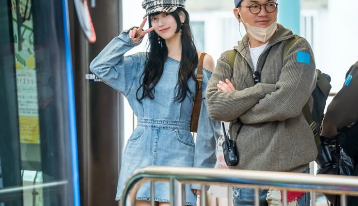 Lalu tampil dengan denim on denim mengenakan atasan lengan panjang dipadukan mini skirtnya, lengkap dengan topi tartannya. [@skuukzky]