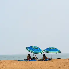 Ilustrasi berlibur ke pantai. (Photo by John McArthur on Unsplash)