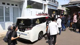 Kabar duka ini sontak mengejutkan banyak pihak, terutama para penggemar dan rekan-rekan sesama artis. (KapanLagi.com/Budy Santoso)