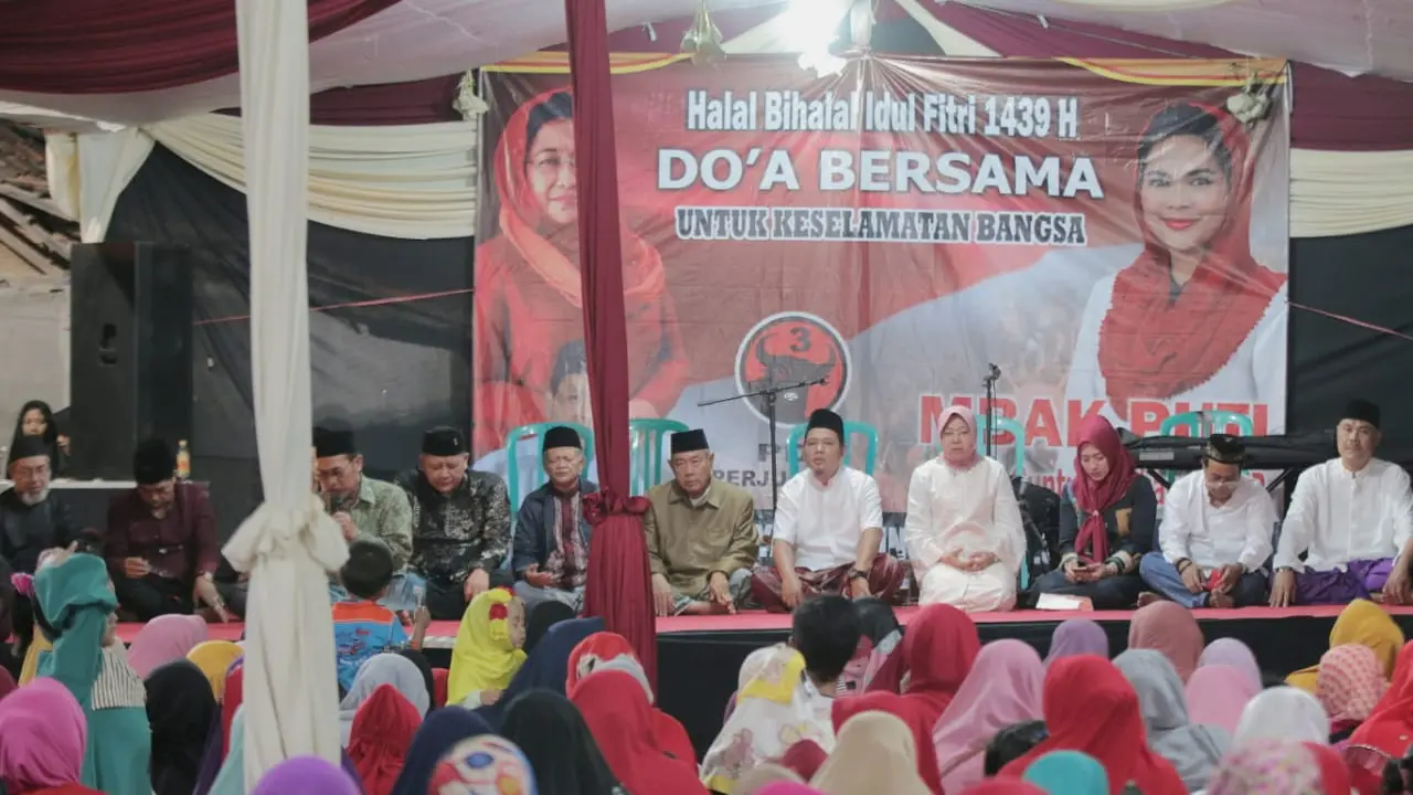 Ribuan muslimat Kota Surabaya Barat deklarasi untuk memenangkan Calon Gubernur Gus Ipul dan Calon Wakil Gubernur Puti Guntur Soekarno. (Liputan6.com/Dian Kurniawan)
