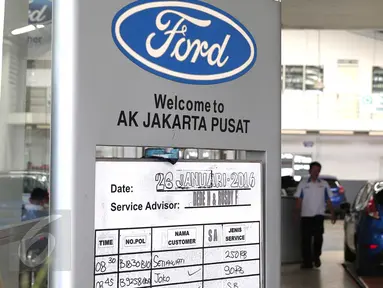 Suasana di salah satu dealer mobil Ford di Jakarta, Selasa (26/1). Ford memastikan para konsumen dapat tetap mengunjungi dealer Ford untuk layanan penjualan, servis, dan garansi hingga beberapa waktu ke depan di tahun ini. (Liputan6.com/Angga Yuniar)