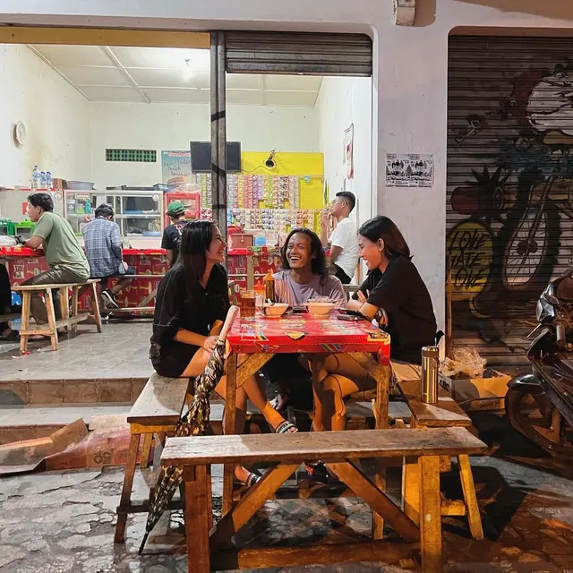 [Fimela] Nongkrong di Warkop, Sandal Prilly Latuconsina Jadi Pusat Perhatian