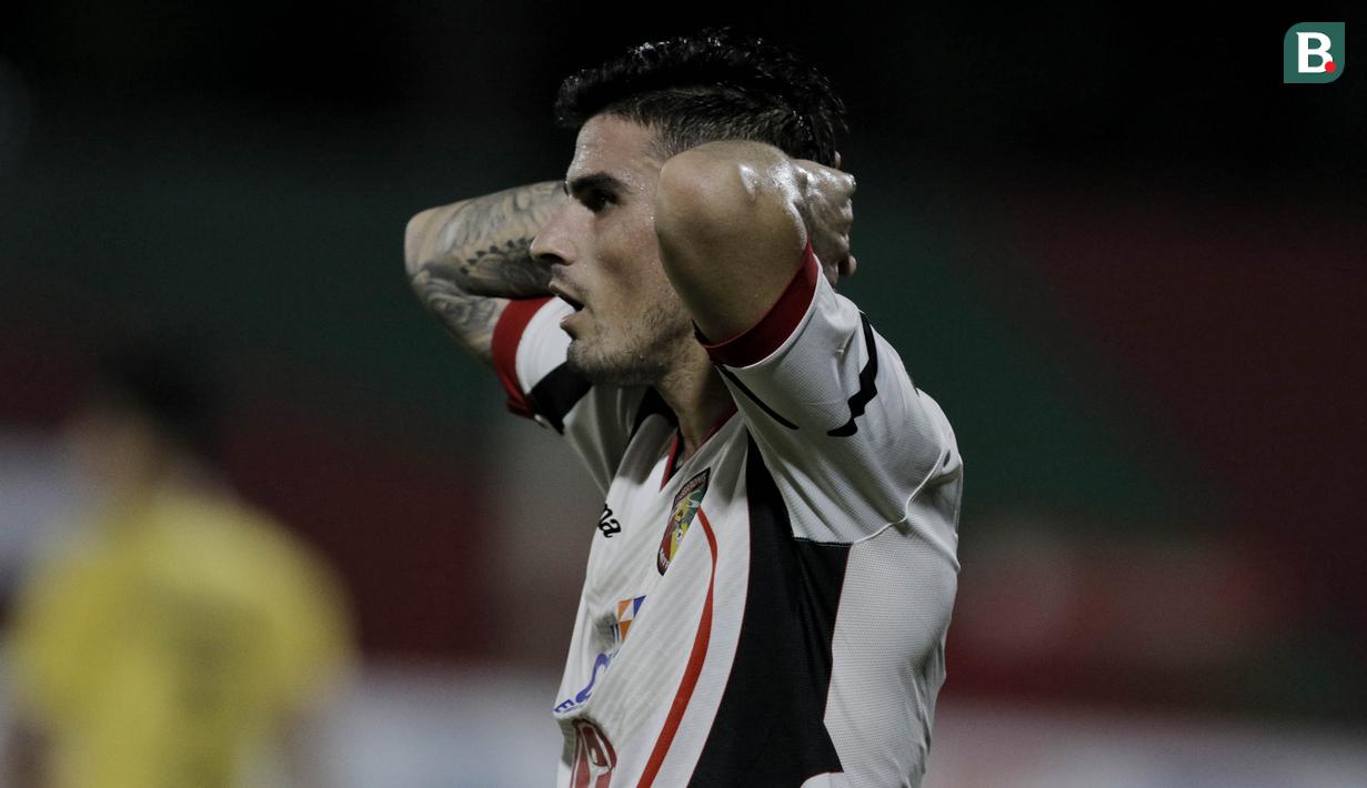 Striker Mitra Kukar, Fernando Rodríguez, tampak kecewa usai gagal membobol gawang Bhayangkara FC pada laga Liga 1 di Stadion PTIK, Jakarta, Kamis (17/5/2018). Bhayangkara FC menang 1-0 atas Mitra Kukar. (Bola.com/M Iqbal Ichsan)