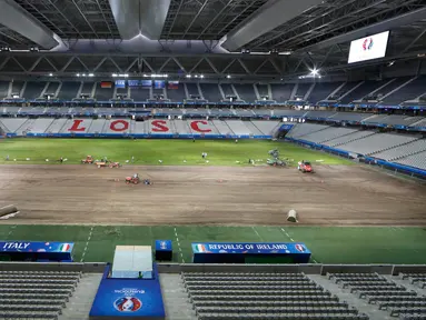 Suasana lapangan Stade Pierre Mauroy saat memperbaiki rumput lapangan bola jelang laga 16 besar dan final Piala Euro 2016 di Lille, Prancis, (23/6). (REUTERS/Carl Recine)