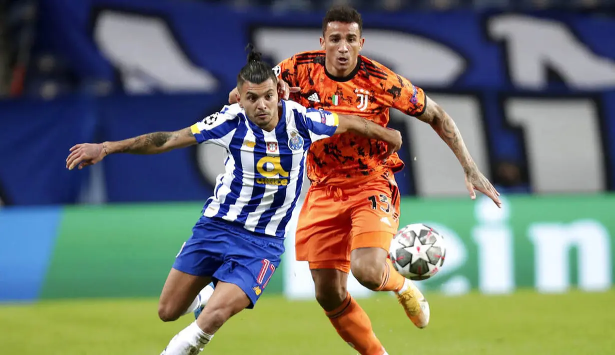 Bek Juventus, Danilo, berebut bola dengan pemain Porto, Jesus Corona, pada laga Liga Champions di Stadion Dragao, Kamis (18/2/2021). Porto menang dengan skor 2-1. (AP/Luis Vieira)