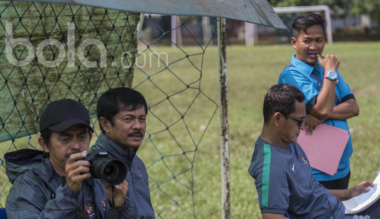 Pelatih Timnas Indonesia U-19, Indra Sjafri, memantau seleksi Timnas Indonesia U-19 di Lapangan Aldiron, Jakarta, Kamis (23/2/2017). (Bola.com/Vitalis Yogi Trisna)